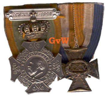 Ereteken voor belangrijke krijgsbedrijven met gesp en kroon voor Eervol Vermelden en een Officierskruis
