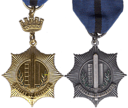 De gouden (links) en zilveren (rechts) Politie-medaille